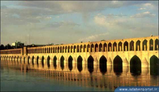 سی و سه پل یکی از آثار زیبای اصفهان
