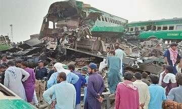 برخورد قطار با اتوبوس در پاکستان ۲۵ کشته برجای گذاشت