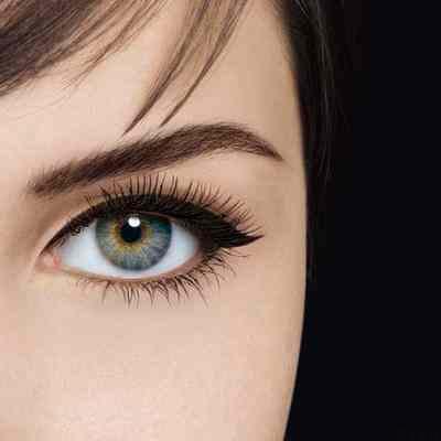 خط چشم  آرایش روزرا بیشتر جلوه می کند