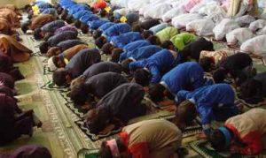 فاصله زنان و مردان در نماز چقدر باید باشد؟ سایت 4s3.ir