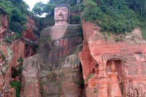 مجسمه اسرارآمیز بودای بزرگ در کوه داگوانگ مینگ چین سایت 4s3.ir