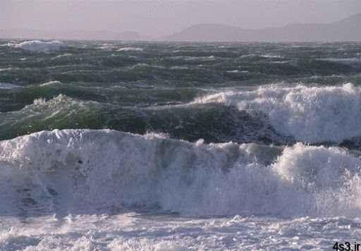 دریاهای جنوب طوفانی است؛ امواج ۳ متری در دریای عمان