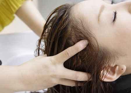 علل درد ریشه مو| راهکارهایی برای تسکین